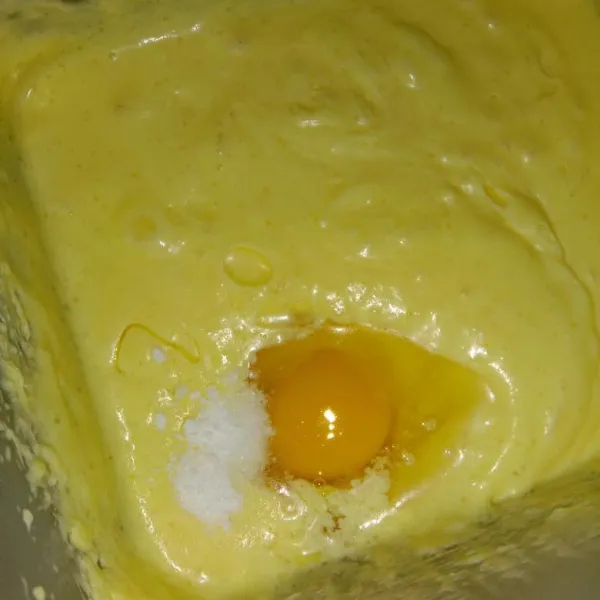 Lalu masukan satu persatu telur dan vanili, mixer hingga mengembang.