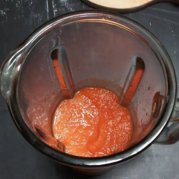 Blend lagi pepaya, tomat, air wortel dan madu.