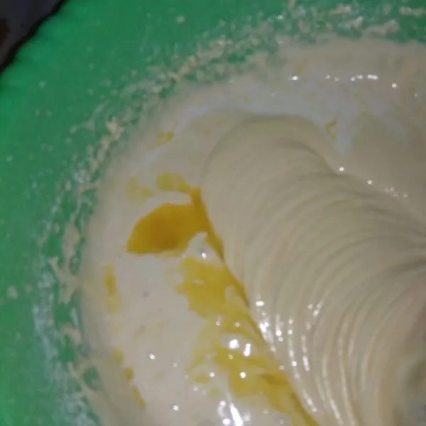 Masukan susu cair dan mentega cair secara bergantian, aduk rata diamkan 15 menit tutup kain.