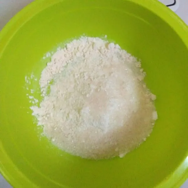 Campurkan semua bahan kering, lalu aduk rata.