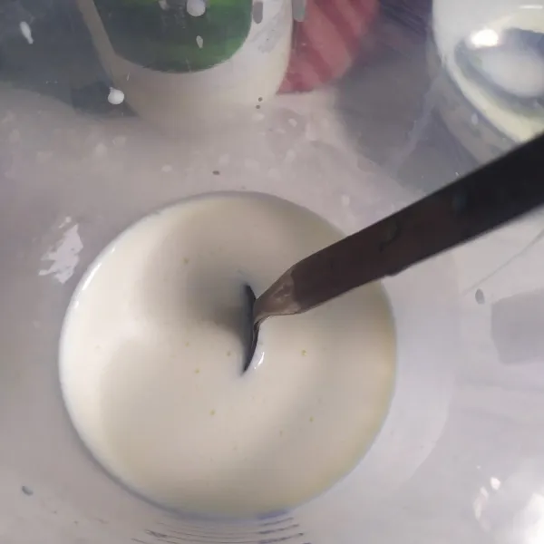 Membuat kuah susu nya: campur semua bahan, aduk rata sisihkan dulu.