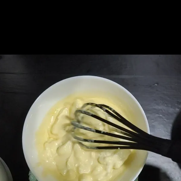 Campurkan kuning telur kedalam adonan aduk sampai rata. Lalu masukan putih telur aduk terus sampai adonan tercampur rata. Terakhir, masukan adonan kedalam cetakan dan oven dengan suhu 180 derajat Celcius selama 40 menit.