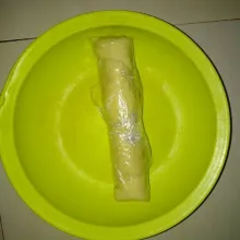 Gulung telur dadar menggunakan plastik dan padatkan.