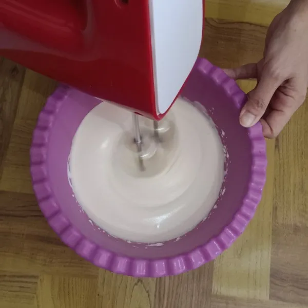 Kocok gula, telur, SP dan perasa vanila dengan kecepatan tinggi sampai mengembang, kental berjejak.