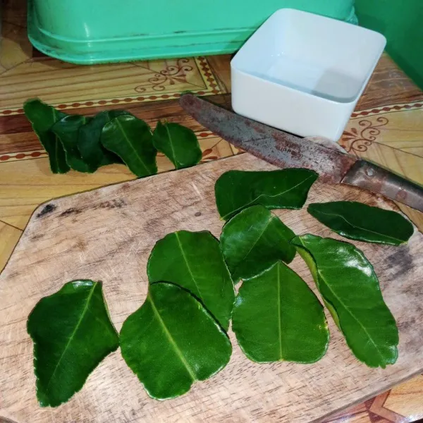 buah tulang daun jerik. Kemudian iris 8 lembar daun jeruk dan 6 lembar daun biarkan utuh.