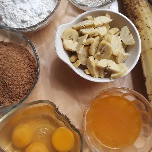 Kukus pisang , iris kecil, siapkan bahan lainnya.