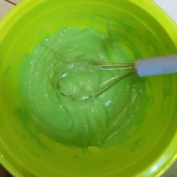 Kemudian tuangkan bahan basah, dan aduk menggunakan wishk hingga tidak ada adonan yang bergerindil.