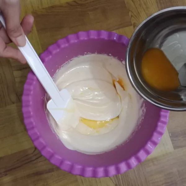 Matikan mikser, tuang margarin cair sedikit demi sedikit. Aduk balik dengan spatula sampai tercampur rata.