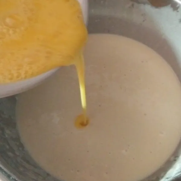 Setelah 30 menit kocok lepas telur dan 30gr gula pasir,tuang ke adonan tepung aduk rata.