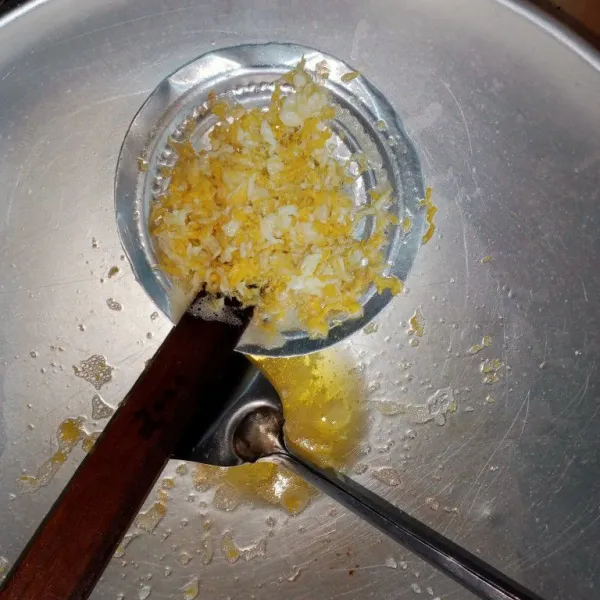 Panaskan minyak dalam wajan lalu goreng telur. Orak-arik telur lalu angkat dan sisihkan.