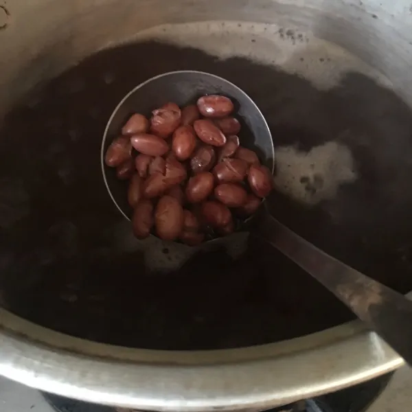 Rebus kacang merah sampai pecah.