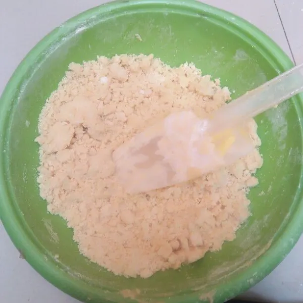 Dalam wadah campurkan terigu pro rendah, gula halus, dan mentega dingin aduk aduk dengan spatula sampai menggerindil.