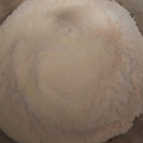 Campur terigu, susu bubuk, baking powder, 50 gr gula pasir, vanila bubuk dan garam aduk rata.