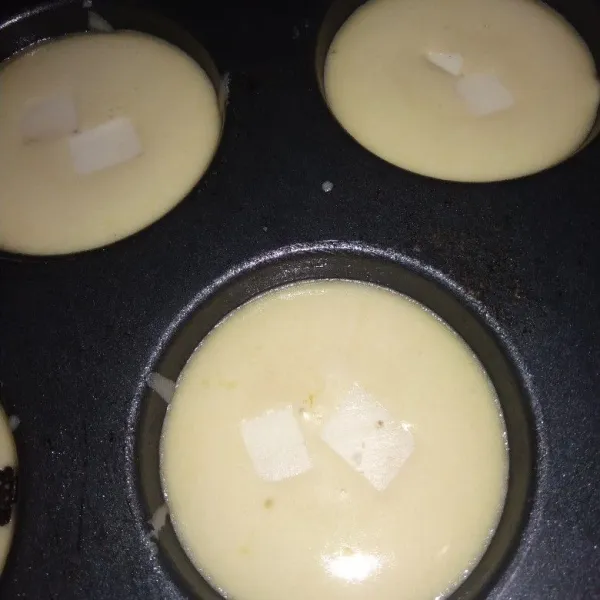 Panaskan cetakan panggang adonan ditaburi keju diatasnya panggang sampai matang, kira-kira 15 menit angkat, sajikan.