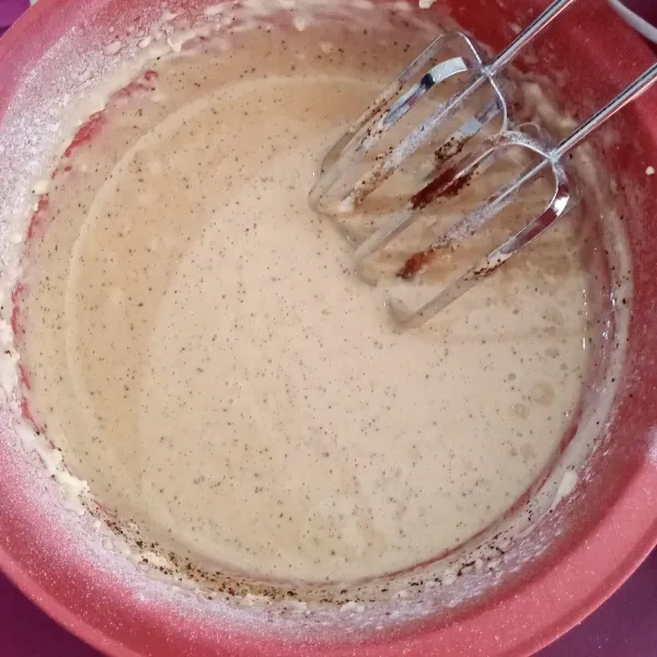 Masukkan nescafe, gula palem, kental manis dan margarin cair secara bergantian lalu mixer dengan kecepatan paling rendah.