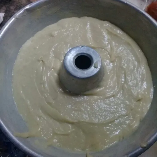 Siapkan loyang tulban diameter 20 olesi dengan margarin, lalu tuang adonan ratakan diamkan selama 45 menit sampai mengembang.