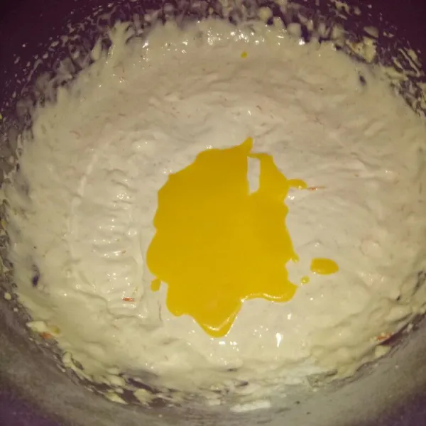 Tambahkan margarin cair, aduk pakai spatula sampai tercampur rata.