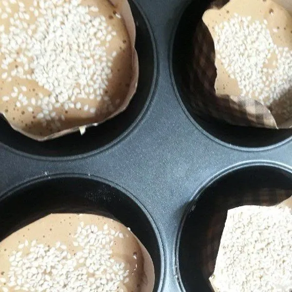 Tuang kedalam kertas muffin. Panggang sampai matang kecoklatan.