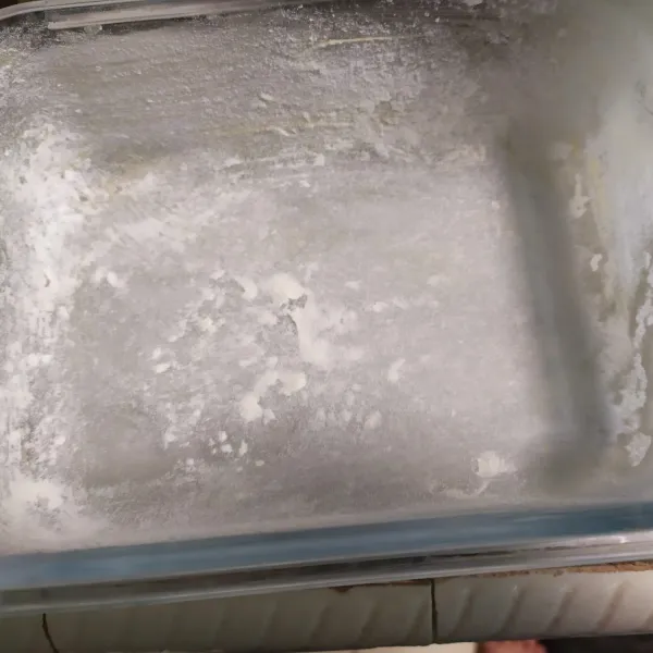 Siapkan wadah tahan panas oles dengan margarin lalu tabur dengan terigu. Tuang adonan cake lalu oven di suhu 180°C hingga matang.