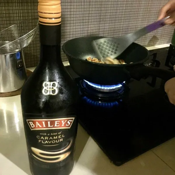Setelah tercampur, masukkan susu cair dan baileys. Aduk perlahan.