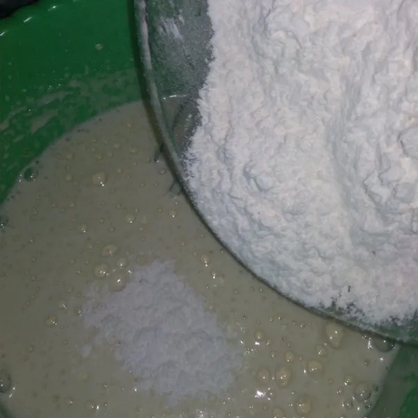 Tepung terigu, baking powder, soda kue dan garam diayak terlebih dahulu lalu masukan sedikit demi sedikit kekocokan telur aduk rata.