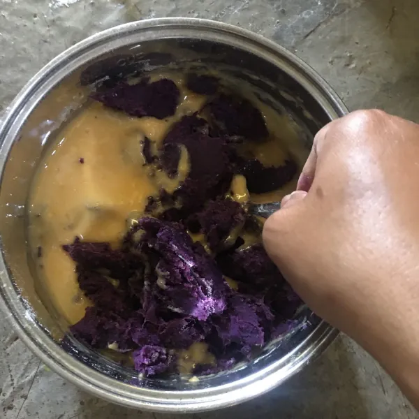Masukan ubi ungu bersama pewarna ungu. Aduk merata.