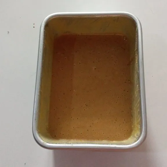 Tuang ke dalam loyang yang sudah di olesi carlo, atau bisa juga di olesi mentega tipis-tipis dan di taburi tepung.