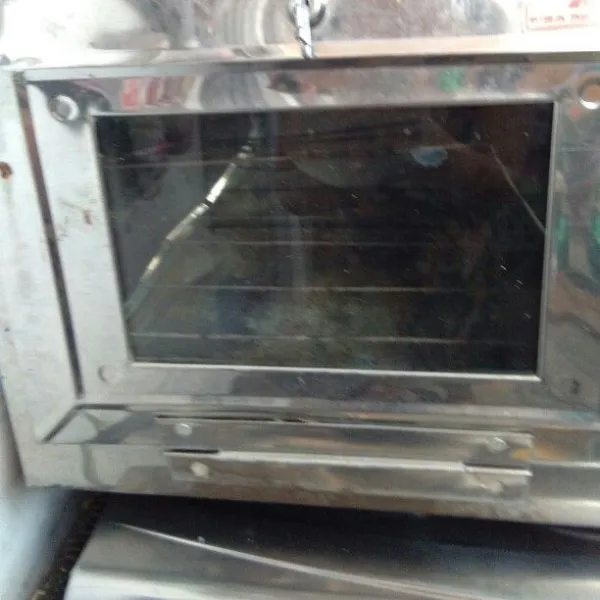 Oven hingga bolu matang, selama 15-20 menit sesuaikan dengan oven masing masing.