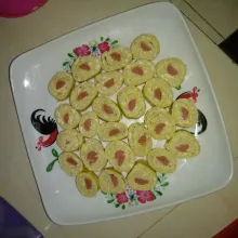 Angkat egg roll lalu iris sesuai selera.