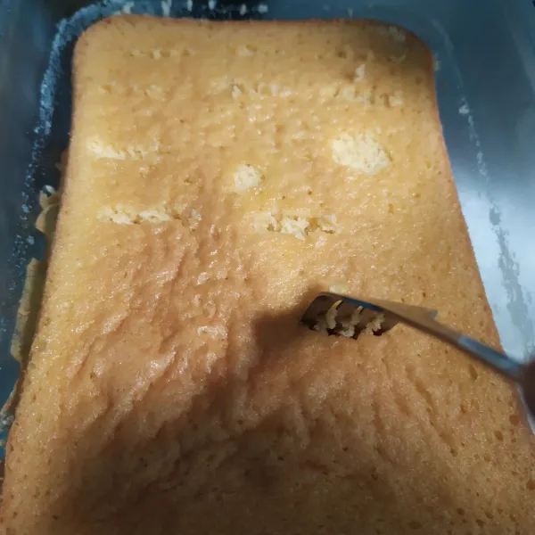 Setelah cake matang biarkan hingga suhu ruang, kemudian tusuk-tusuk dengan garpu.