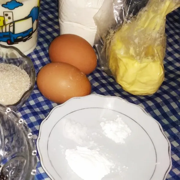 Siapkan bahan yang dibutuhkan. Kemudian, lelehkan mentega.
