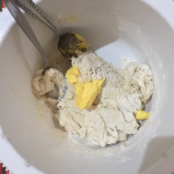 Masukan margarin dan garam. Uleni sampai kalis sekitar 10 menit. Tutup dengan plastik dan diamkan selama 40-60 menit.