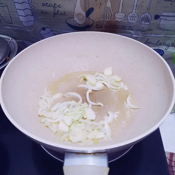 Potong bawang bombay dan cincang halus bawang putih lalu tumis.