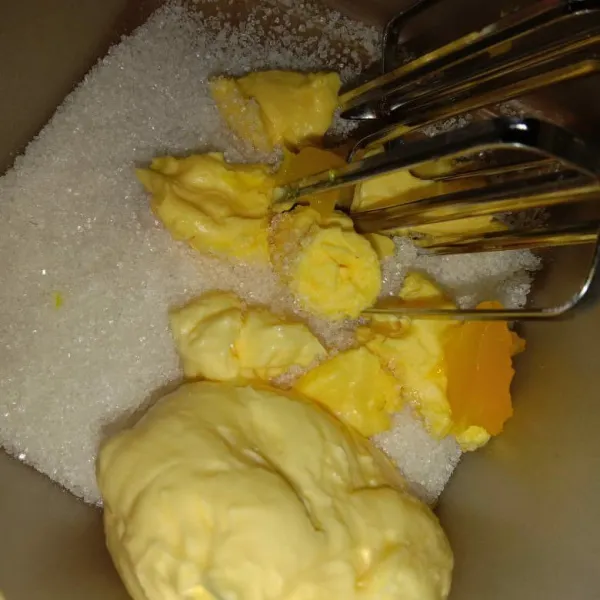 Mixer gula, butter, margarin dan TBM hingga tercampur rata.