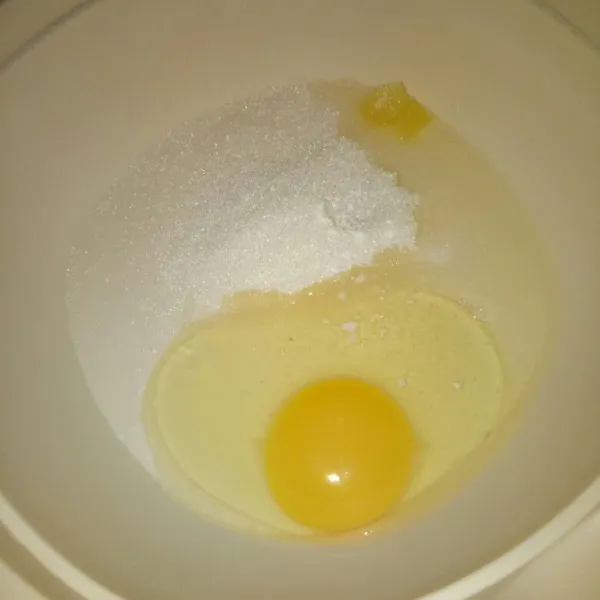 Sebelum membuat adonan panaskan oven terlebih dahulu. Siapkan wadah, mixer telur, gula pasir, ovalet dan baking powder sampai putih kental berjejak.