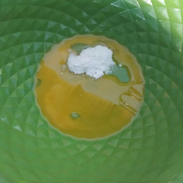 Campurkan kuning telur dan gula. Mixer hingga berubah warna.