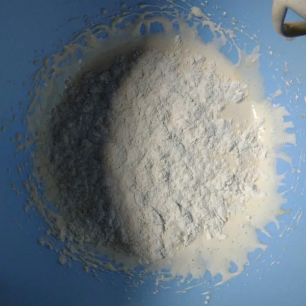 Masukkan tepung terigu dan santan bergantian, aduk sampai tercampur rata.