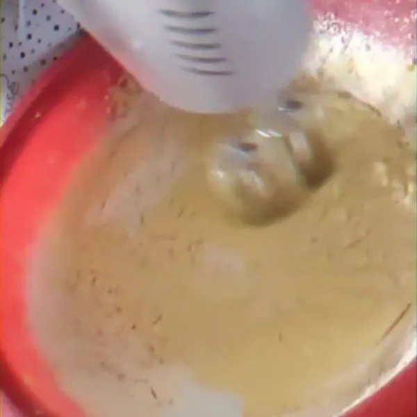 Masukkan vanili, SP, SKM, margarin lalu dikocok sampai merata. Kemudian tambahkan tepung terigu sedikit demi sedikit lalu kocok kembali menggunakan mixer.