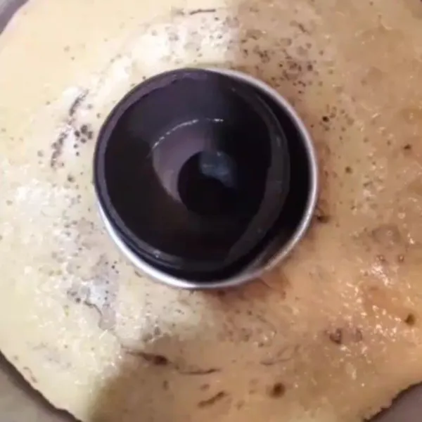 Kue dipanggang selama 30 menit.