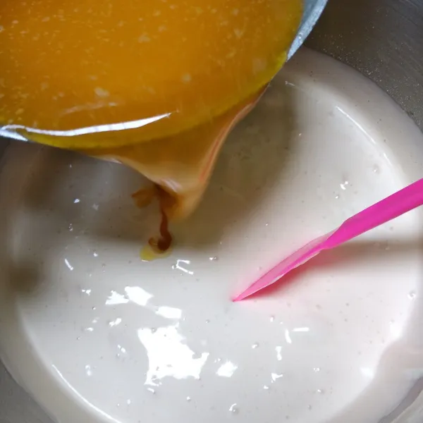 Tuang margarin cair, aduk lipat pakai spatula sampai rata, pastikan tidak ada cairan yang mengendap di dasar bowl.