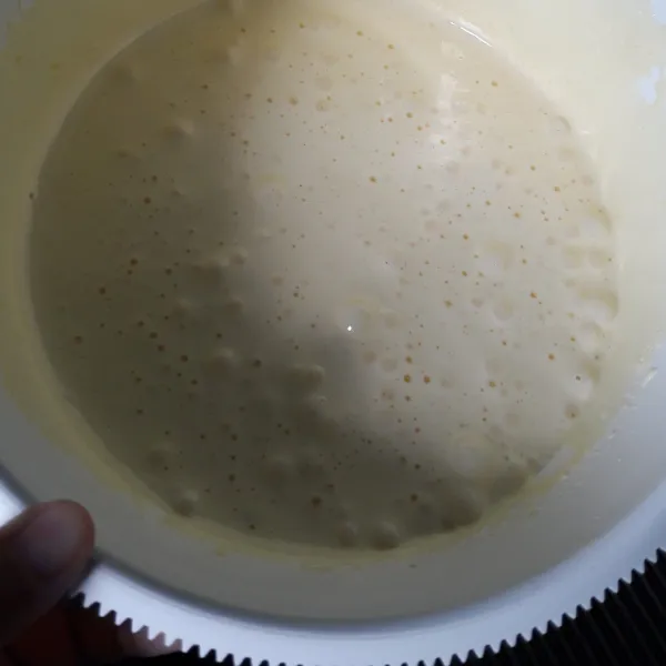 Kocok telur dengan gula pasir sampai putih mengembang.