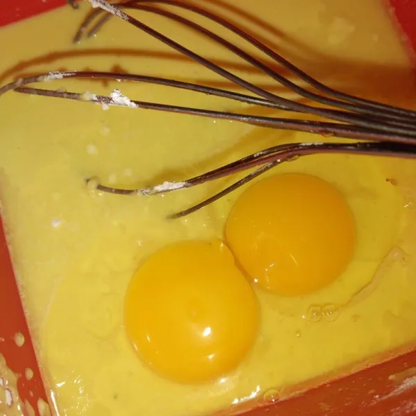 Lalu masukkan telur, aduk hingga rata.