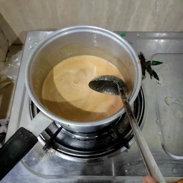 Haluskan semua bahan Saus kacang, lalu masak sampai mendidih.