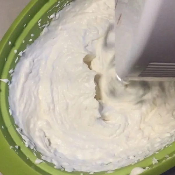 Mixer atau aduk whipping cream dengan air dingin hingga soft peak atau kaku.