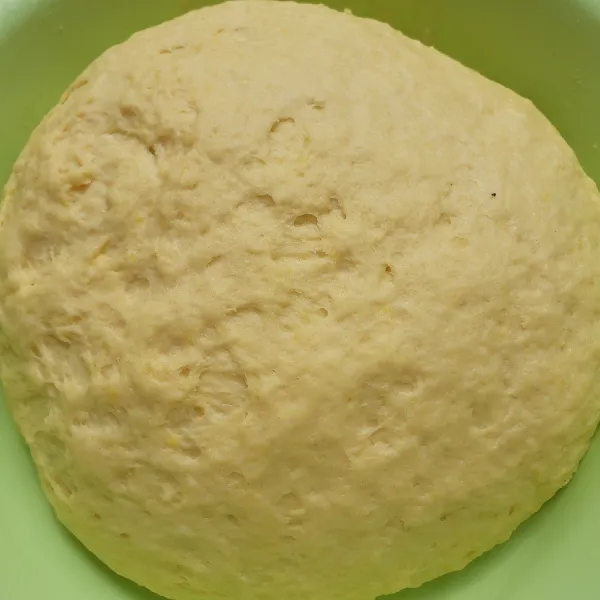 Tambahkan margarin, uleni hingga kalis. tutup dengan kain basah selama 40 menit.