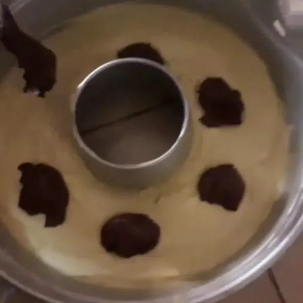 Tambahkan adonan cokelat diatasnya dan letakkan secara terpisah.