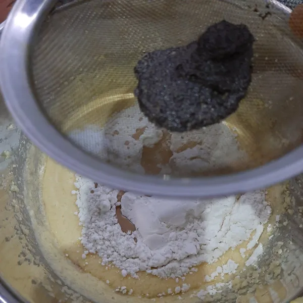 Panaskan oven dahulu. Kemudian masukkan tepung terigu, baking powder, ke dalam adonan, lalu masukan larutan susu teh dengan saringan, masukkan beberapa sdt sisa bubuk teh.  Aduk rata dengan spatula atau hand whisk, lalu masukan minyak sayur aduk rata kembali, tuang  masukkan keju dan coklat yang dipotong ke dalam adonan dan tuang ke dalam wadah panggang.