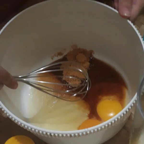 Dalam satu wadah, kocok telur dan gula sampai merata dengan menggunakan whisk.