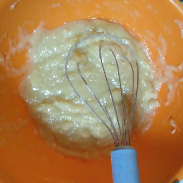 Aduk rata hingga tidak ada adonan bergerindil dan tidak ada sisa minyak yang mengendap di bawah.