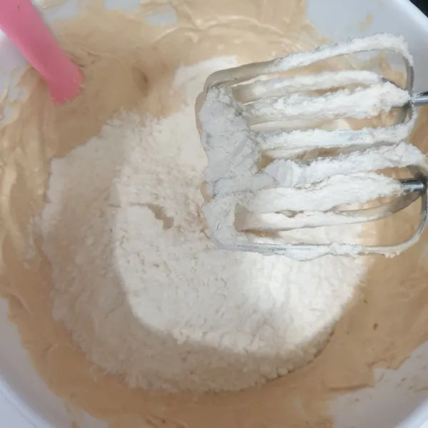 Masukkan campuran tepung terigu, susu bubuk dan baking powder yang telah diayak, mixer sebentar sampai tercampur rata.